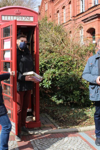 Telefonzelle vor Amtsgericht Wilhelmshaven wird Bücherschrank