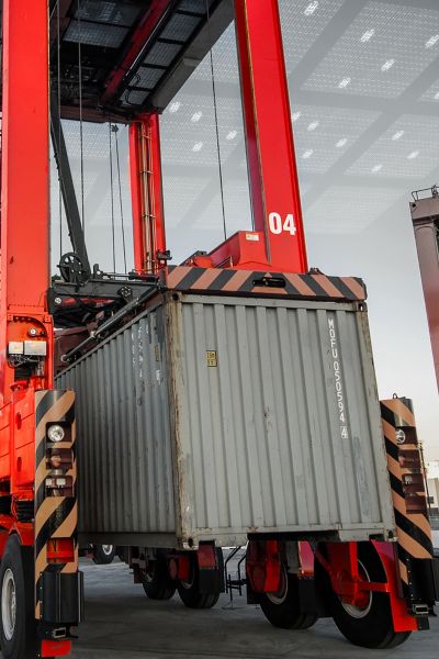 Eurogate testet automatische Staddle Carrier