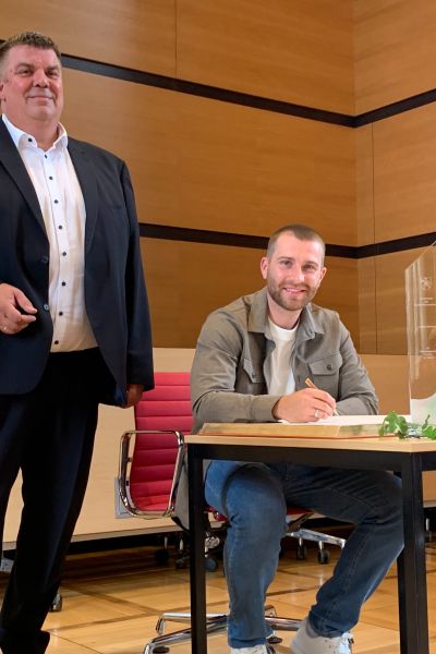 Lukas Mertens im Goldenen Buch der Stadt Wilhelmshaven