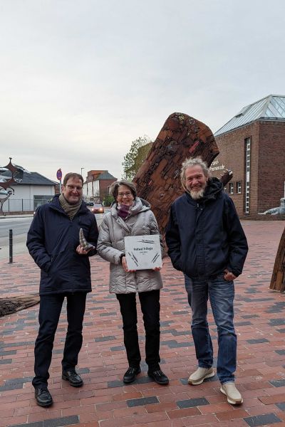 Wal-Skulptur begrüßt Wattenmeer-Besucher*innen
