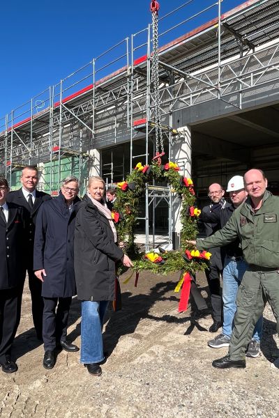 Richtfest für Feuerwache auf Flugplatz