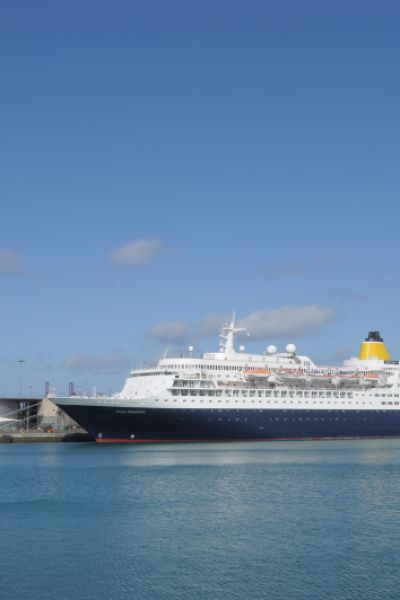 Kreuzfahrtschiff legt in Wilhelmshaven an