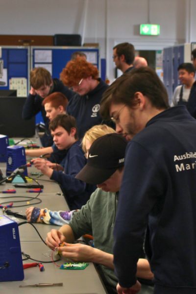 Schule an der Deichbrücke besucht Marinearsenal