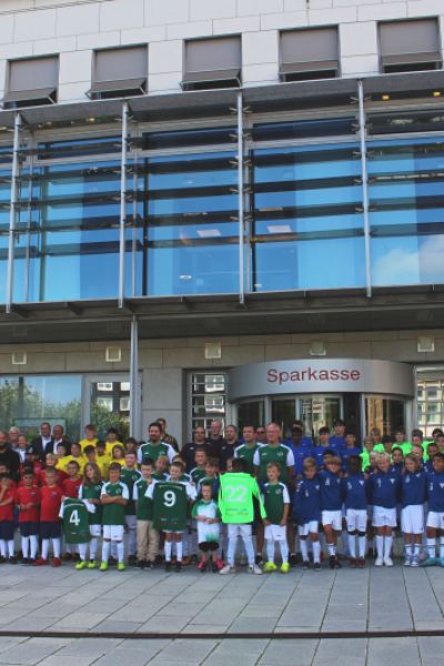 Neue Trikots für Jugendmannschaften