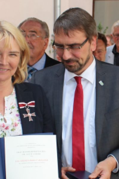 Antje Sander erhält das Verdienstkreuz am Bande
