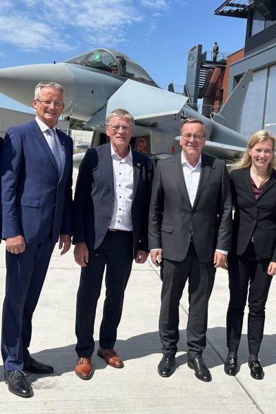 Verteidigungsminister besucht Wittmundhafen