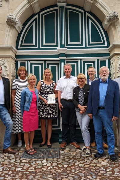 Waisenstift Varel stellt Festschrift vor