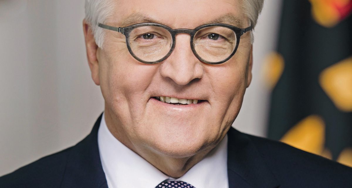 Auf dem Foto ist ein Porträt des Bundespräsidenten Frank-Walter Steinmeier zu sehen.
