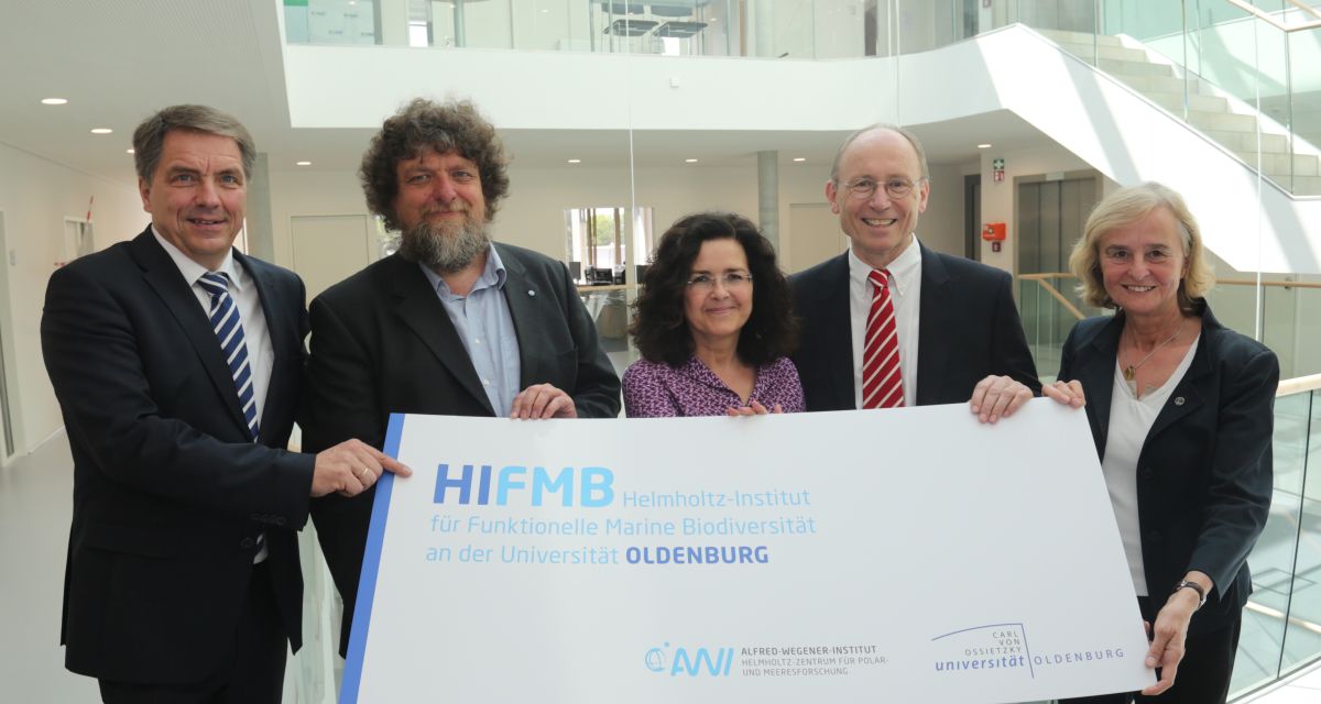Freuen sich über die Gründung des neuen Instituts (v. li.): Oberbürgermeister Jürgen Krogmann, Prof. Dr. Helmut Hillebrand (Gründungsdirektor), Gabriele Heinen-Kljajić (Niedersächsische Ministerin für Wissenschaft und Kultur), Prof. Dr. Dr. Hans Michael Piper (Universitätspräsident) und Prof. Dr. Karin Lochte (Direktorin AWI).