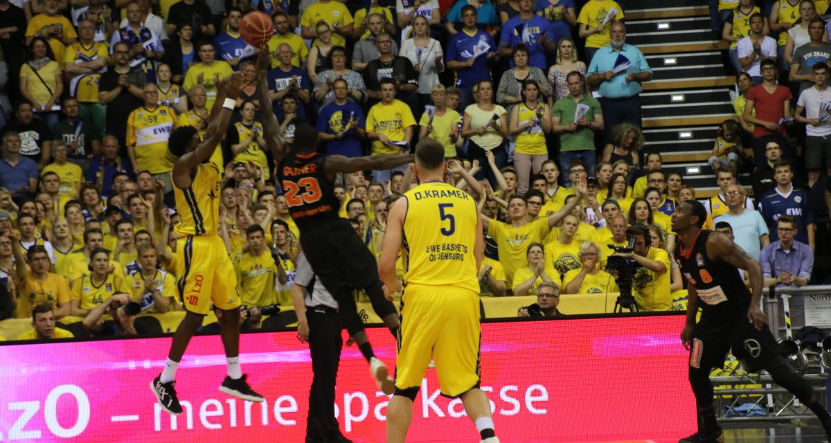 Auf dem Bild sind Spieler von ratiopharm Ulm und den EWE Baskets Oldenburg im direkten Kampf zu sehen.