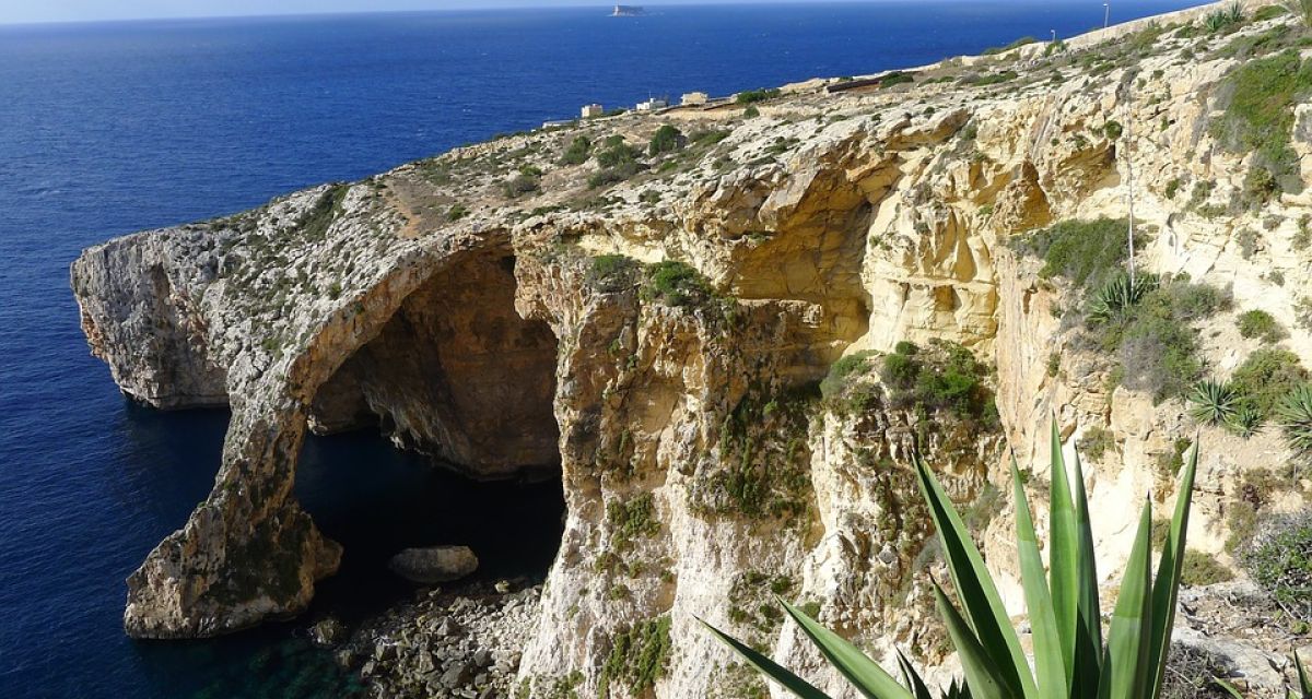 Auf dem Bild ist die felsige Küste des Mittelmeerstaates Malta zu sehen.