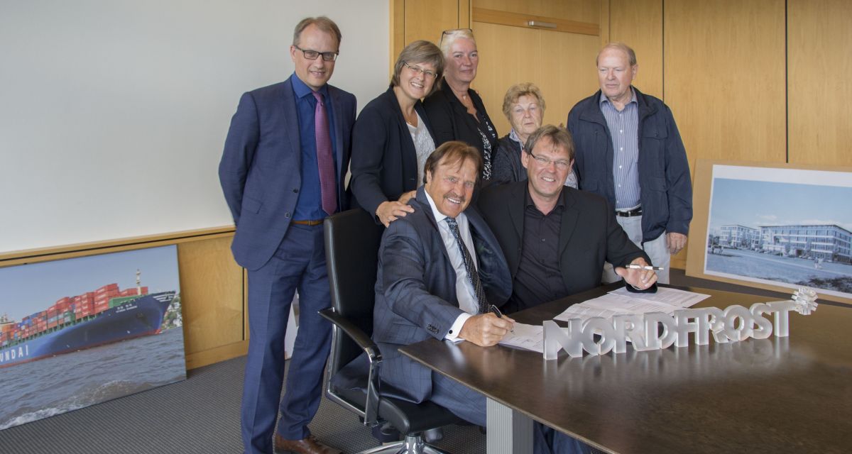 Horst Bartels und Jochen Cornelssen (vorne) sowie Dr. Falk Bartels und Britta Heine für die NORDFROST sowie Birgit Cornelssen, Friedel Cornelssen und Karl Cornelssen, dessen Vater Heinrich im Jahr 1937 die inzwischen in dritter Generation geführte Spedition gründete.