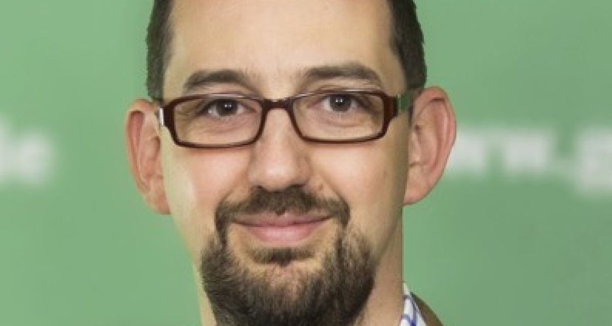 Zu sehen ist Alex von Fintel. Er ist aktiv bei den Grünen in Niedersachsen: als Sprecher der LAG Wirtschaft und Finanzen, Mitglied im Landesparteirat und aktuell im Vorstand des Kreisverbandes Wilhelmshaven.