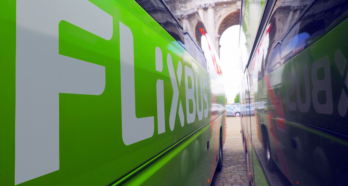 Zwei Busse des Unternehmens 