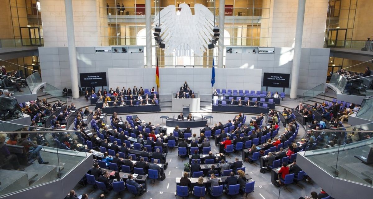 Blick ins Plenum während der 20. Sitzung des Deutschen Bundestages.
Deutsche Fahne/Flagge, Europäische Fahne/Flagge, Plenarsaal, Plenarsitzung, Bundestagsabgeordnete, Abgeordnete, Mitglieder des Deutschen Bundestages, 