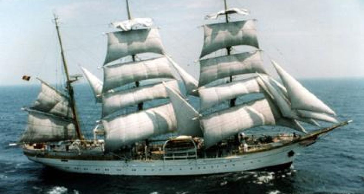 Ein Segelschiff auf dem Meer.