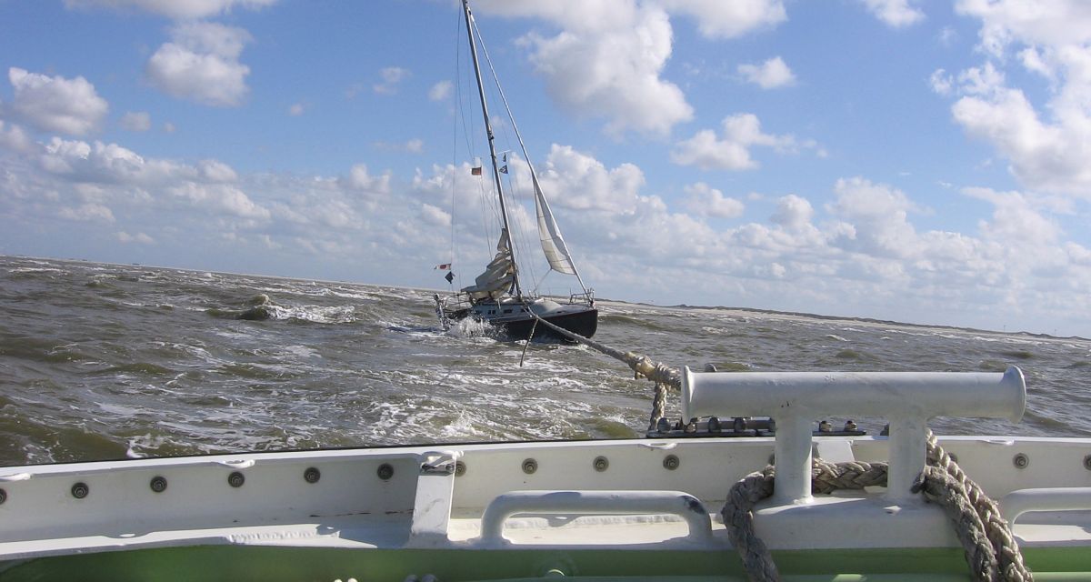 Seenotrettungsboot WILMA SIGORSKI/Station Wangerooge zieht eine festgekommene Segelyacht von einer Sandbank. Das Spezialschiff gehört zur 9,5-/10,1-Meter-Klasse der Deutschen Gesellschaft zur Rettung Schiffbrüchiger (DGzRS)