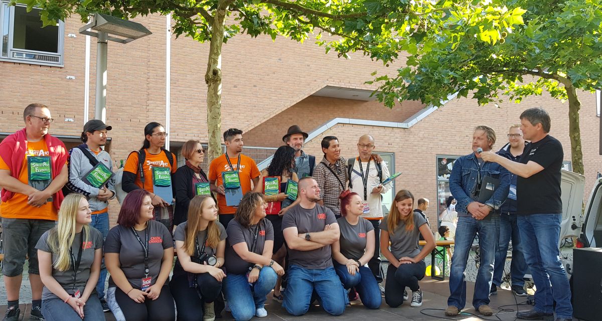 Michael Diers mit den Gewinnern und dem Team vom Street-Art Festival