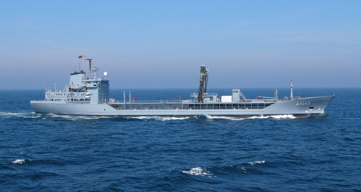 Ein Marineschiff auf See.