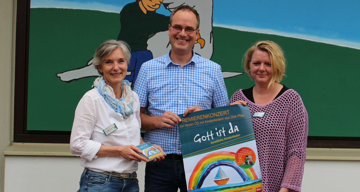 Man sieht den Initiator und Angestellte des Hospizes bei der Vorstellung des CD-Projekts