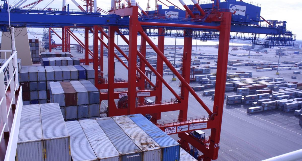Das Containerterminal des JadeWeserPorts in Wilhelmshaven an einem grauen Tag.
