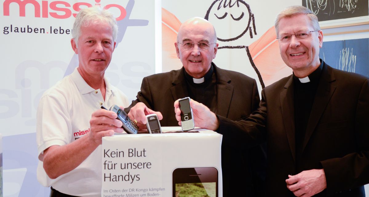 Die bundesweite „Woche der Gold-Handys“ des Katholischen Hilfswerks missio erfährt im Bistum Münster riesige Unterstützung. Insgesamt gibt es mehr als 220 Sammelstellen in den Bistumsregionen. Am Freitag wurde die Aktionswoche von (v.l.) Hans-Georg Hollenhorst (missio Diözesanreferent Münster), Bischof Dr. Felix Genn und Weihbischof und missio-Diözesandirektor Dr. Stefan Zekorn eröffnet.