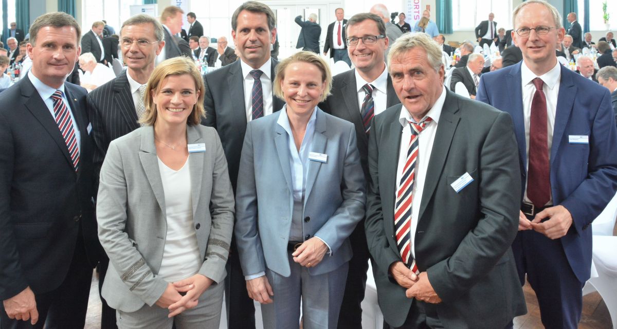 Entwicklungen und Perspektiven der niedersächsischen Seehäfen wurden heute im Rahmen des 27. Niedersächsischen Hafentags in den Cuxhavener Hapag-Hallen diskutiert (v.l.n.r. Karsten Dirks (AG Niedersächsische Seehäfen), Peter Zint (Hafenwirtschaftsgemeinschaft Cuxhaven e.V.), Inke Onnen-Lübben (Seaports of Niedersachsen GmbH), Wirtschaftsminister Olaf Lies, Irina Lucke (EWE Offshore Service & Solutions GmbH), Dr. Carsten-Suennke Berendsen (Siemens Wind Power GmbH & Co. KG), Oberbürgermeister Dr. Ulrich Getsch, Moderator Jan Rispens (Erneuerbare Energien Hamburg Ckusteragentur GmbH)
