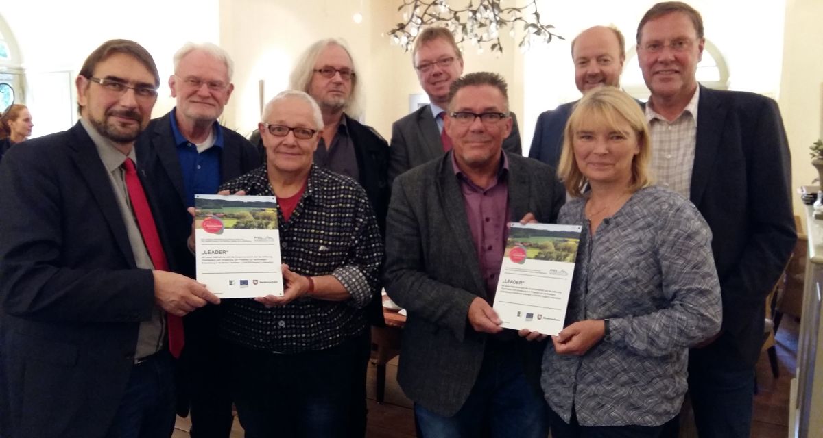 Man sieht die Beteiligten bei der Übergabe des Förderbescheids der EU an das Schlossmuseum