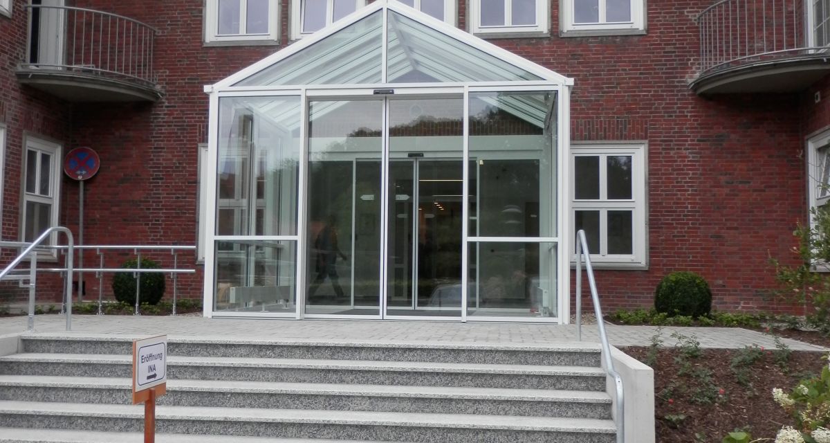 Zu sehen ist der Eingangsbereich einer Klinik.