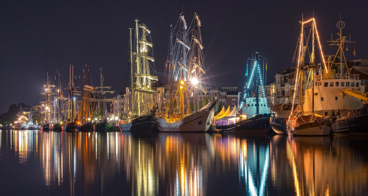 Zu sehen sind beleuchtete Schiffe im Wilhelmshavener Hafen im Rahmen des Jade-Weser-Port-Cups.
