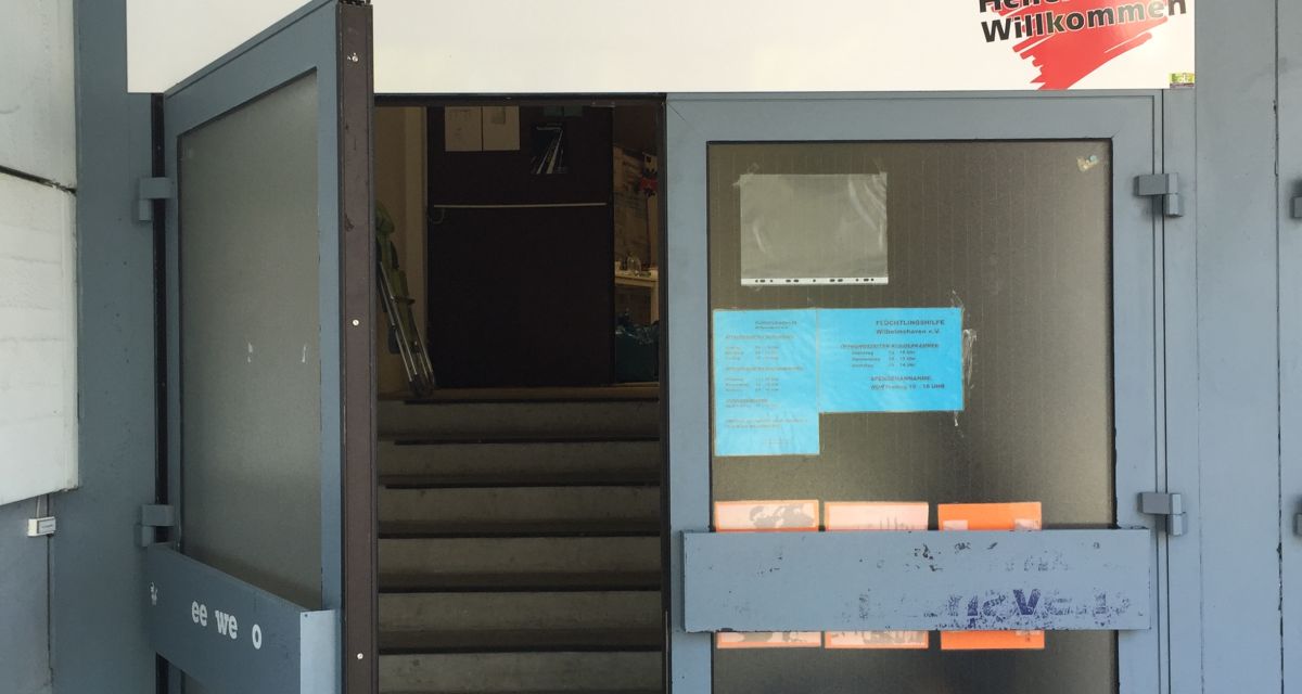 Zu sehen ist der Eigang der Wilhelmshavener Flüchtlingshilfe.