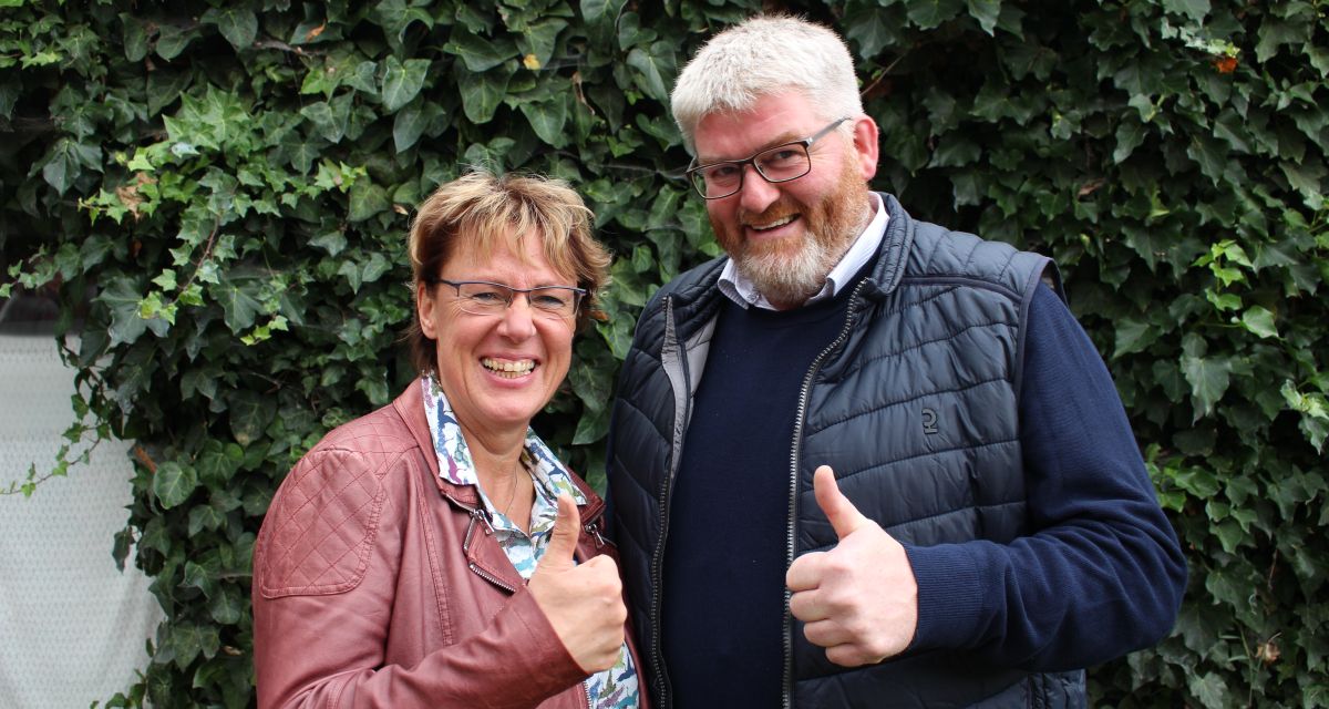 Die CDU-Politiker*innen Barbara Otte-Kinast und Jens Damm stehen in Jever vor einer Hecke und zeigen ihre Daumen.