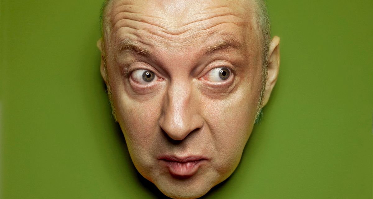 Zu sehen ist ein glatzköpfiger Männerkopf.