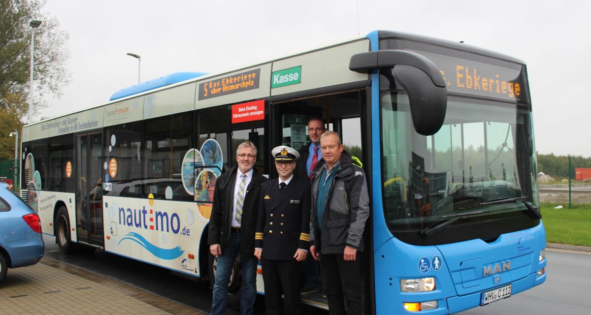 Vertreter vor der neuen Buslinie fünf 