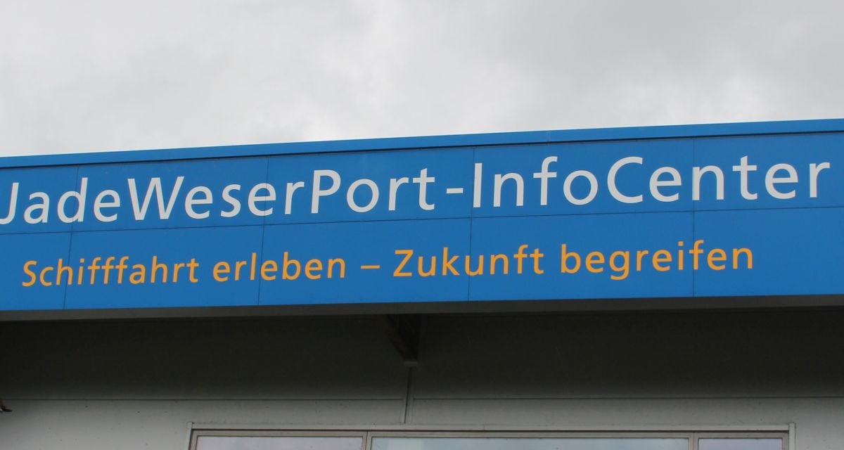 Zu sehen ist ein blaues Schild mit der Aufschrift