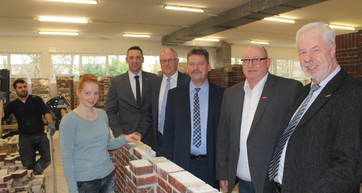 Man sieht Vertreter und eine Vertreterin des Jobcenters und der Kreishandwerkerschaft