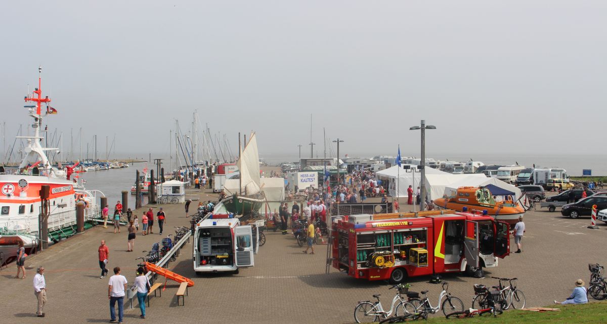 Gezeigt wird das Festgelände zum Geburtstag der DGzRS mit Rettungsfahrzeugen.