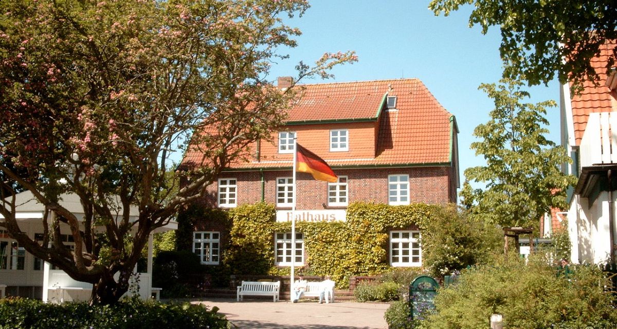 Sie sehen das Rathaus auf Spiekeroog.