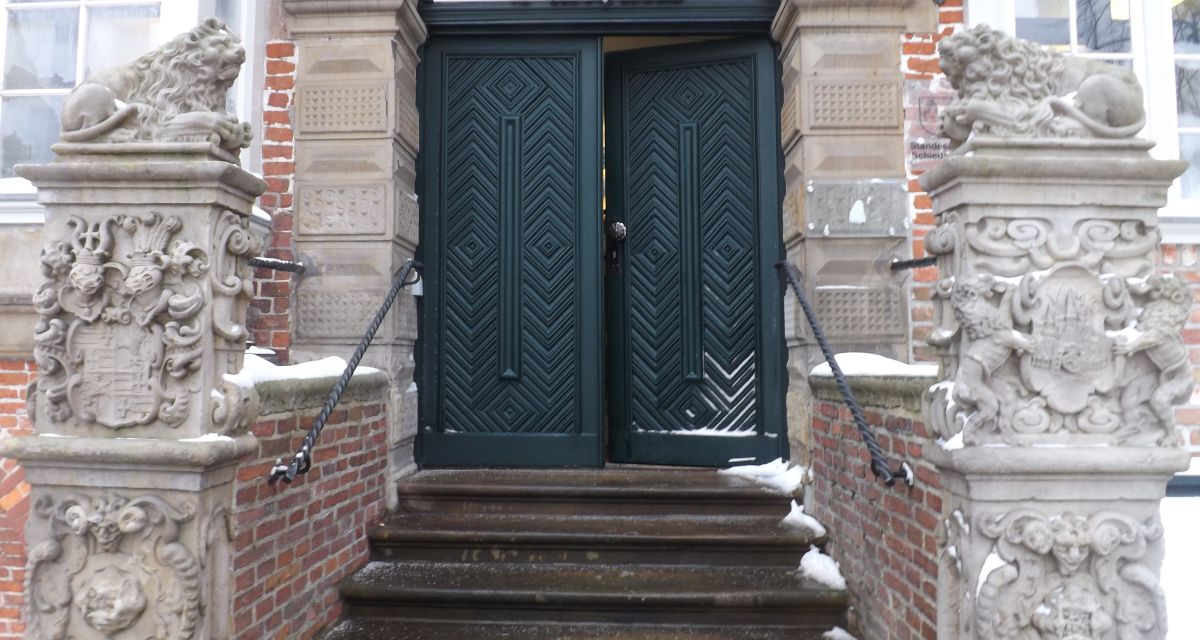 Zu sehen ist die Eingangstür vom Rathaus in Jever