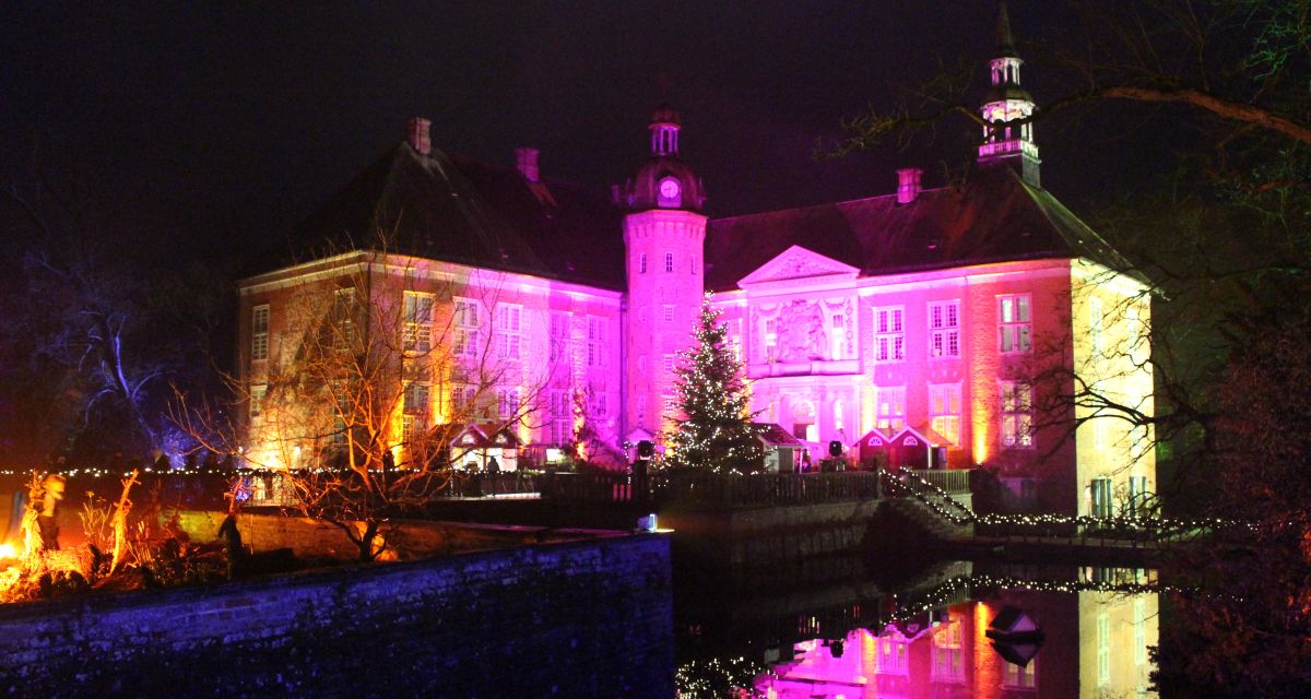 Zu sehen ist die weihnachtliche Beleuchtung von Schloss Gödens. 