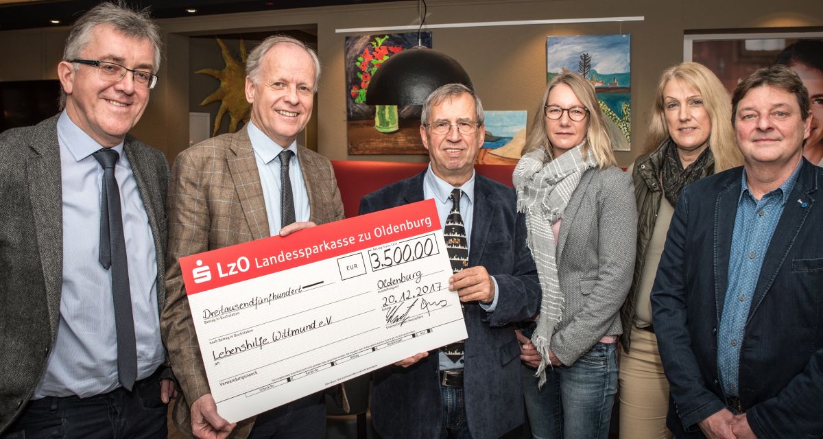 Verzicht auf Weihnachtskarten brachte stolze Summe: Kammerdirektor Hans-Joachim Harms (Zweiter von links) überreicht dem Vorsitzenden der Lebenshilfe Wittmund, Karl-Heinz Krüger (Dritter von links), einen symbolischen Scheck über 3.500 Euro. Über diese Spende freuten sich außerdem (von rechts) Lebenshilfe-Geschäftsführer Uwe Friedrichs, Birgit Hardtke (zweite Vorsitzende), Anja Rosenbäck (Leiterin der Frühförderung) sowie der Leiter der Kammer-Bezirksstelle Ostfriesland in Aurich, Dr. Rolf Bünte.
