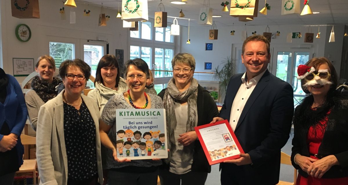 Kita erhält Urkunde