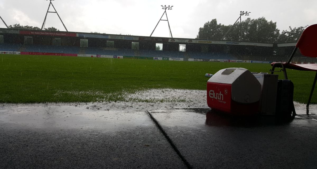 Ein unter Wasser stehender Fußballplatz.