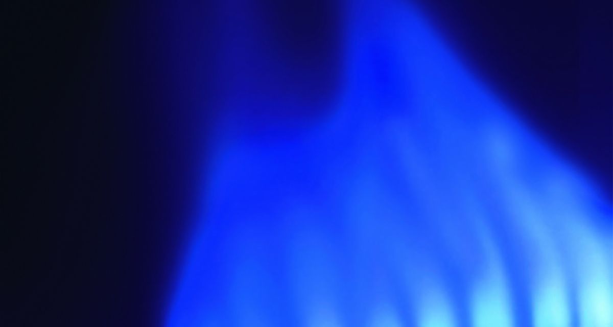 Zu sehen ist eine blau glühende Gasflamme.