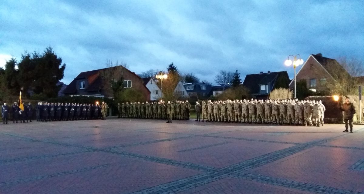 Appell der Bundeswehr auf dem Vorplatz des Bürgerhauses Schortens