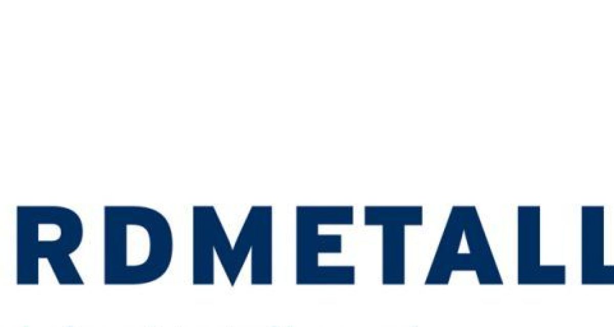 Das Logo Nordmetall in blauer Schrift auf weißem Grund; dazu drein an Segel erinnernde Dreiecke in verschiedenen Blautönen.