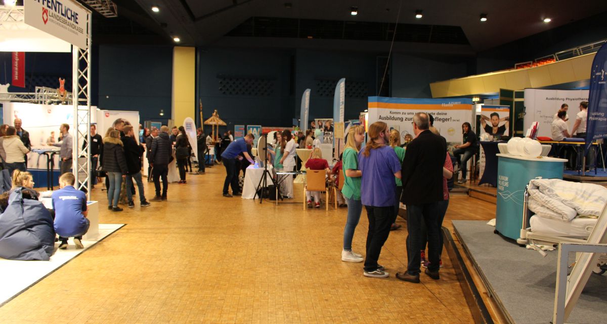 Zu sehen sind verschiedene Stände bei der Job4You Messe in der Stadthalle in Wilhelmshaven.