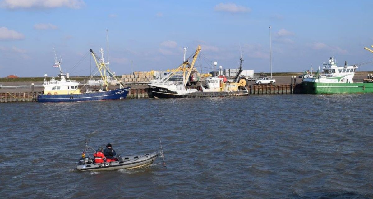 Polizei auf dem Wasser Hooksieler Außenhafen Wasserschutzpolizei