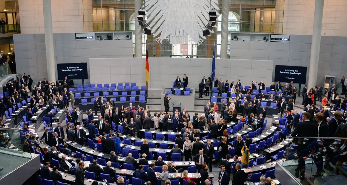 Konstituierende Sitzung des 19. Deutschen Bundestages am 24. Oktober 2017. 1. Sitzung zur Wahl des Bundestagspräsidenten und der stellvertretenden Bundestagsvizepräsidenten. Alterspräsident Hermann Otto Solms, FDP, eröffnet die Sitzung. Dr. Wolfgang Schäuble, CDU/CSU, wird zum Bundestagspräsidenten gewählt. Thomas Oppermann, SPD, Wolfgang Kubicki, FDP, Claudia Roth, Bündnis 90/Die Grünen, Petra Pau, DIE LINKE, und Dr. Hans-Peter Friedrich, CDU/CSU, werden zu Stellvertretern gewählt. Albrecht Glaser, AfD, wird in drei Wahlgängen nicht gewählt.
Deutscher Bundestag, Bundestagspräsident, Präsident, Bundestagsvizepräsident, Bundestagsvizepräsidentin, Wahl, Übersicht: Anstehen an den Wahlurnen.Ordnungsnummer: 3950979
Ereignis: Konstituierende Sitzung,Wahl Bundestagspräsident,Wahl Bundestagsvizepräsident
Gebäude / Gebäudeteil : Reichstagsgebäude, Plenarsaal
Nutzungsbedingungen: http://www.bundestag.de/bildnutzEs werden nur einfache Nutzungsrechte eingeräumt, die ein Recht zur Weitergabe der Nutzungsrechte an Dritte ausschließen.