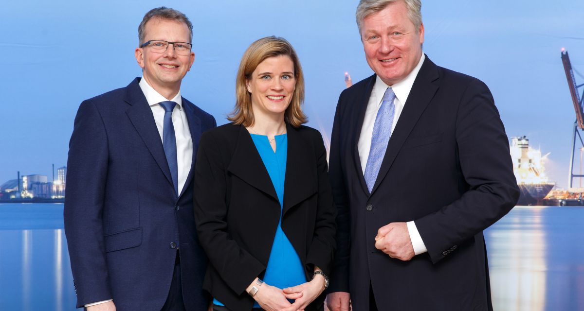 Jahrespressekonferenz der niedersächsischen Seehäfen. Von links: Holger Banik (Geschäftsführer Niedersachsen Ports GmbH & Co. KG und der JadeWeserPort Realisierungs GmbH & Co. KG), Inke Onnen-Luebben (Geschaeftsfuehrerin Seaports of Niedersachsen GmbH), Dr. Bernd Althusmann (Niedersaechsicher Minister fuer Wirtschaft, Arbeit, Verkehr und Digitalisierung).